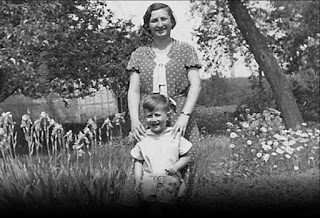 Gert Drucker and his mother, Adele in 1933 in Berlinchen (From Museo do Holocausto site)