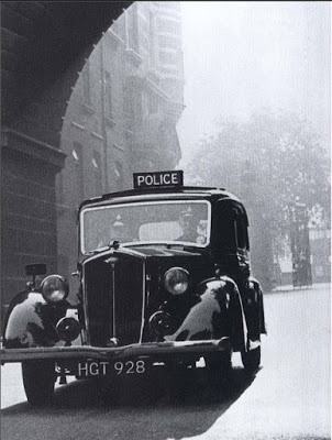 Entering Cannon Row Police Station from Victoria Embankment (circa 1940) (from FlickRiver)