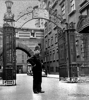 Cannon Row Police Constable at Victoria Embankment entrance (circa 1940) (from FlickRiver)