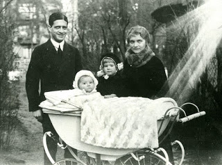 Hermann and Hedwig Hagen with their two eldest children, Gerda Irene and Hertha (circa 1917 based on the age of the children) (from the Private Archive of Nina Hagen and published on the Bezirksamt Charlottenburg-Wilmersdorf site)