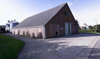 Barn built by Dutch farmers in Norfolk (from Daily Express article)