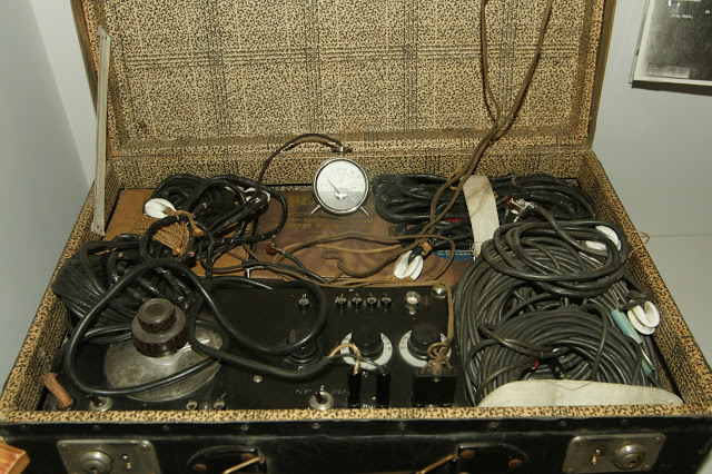 Imperial War Museum (London) - display of a suitcase transmitter (an SE 92/3)