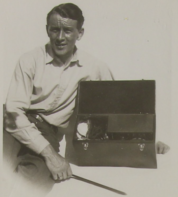 Wulf Schmidt (TATE) with his wireless transmitter/receiver in case (KV 2/62)