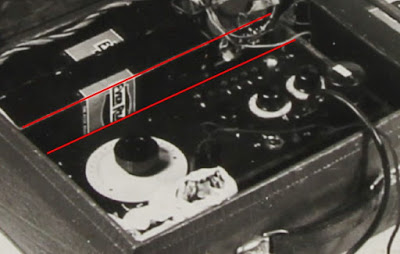 Wireless radio transmitter/receiver SE92/3 of Ter Braak (KV 2/114) with parallel red lines marking the edge of the battery pack and the upper edge of the single housing.