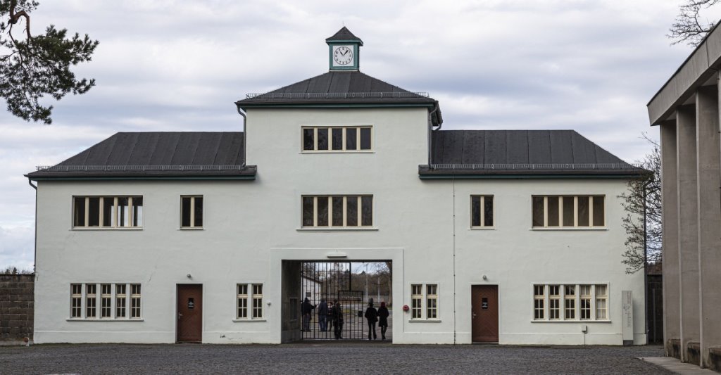 Entrance block to Sachsenhausen
(Copyright 2010 by G.K. Jakobs)