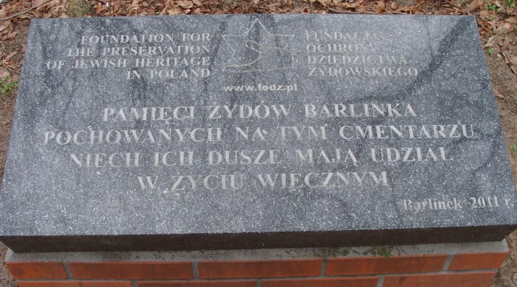 Barlinek - Information plaque on Jewish Hill (Żydowska Górka) commemorating the former location of a Jewish cemetery.
The plaque reads "In memory of Barlinek's Jews buried in this cemetery. May their souls share in eternal life."
(Photo courtesy of Andrzej Mrowiński)