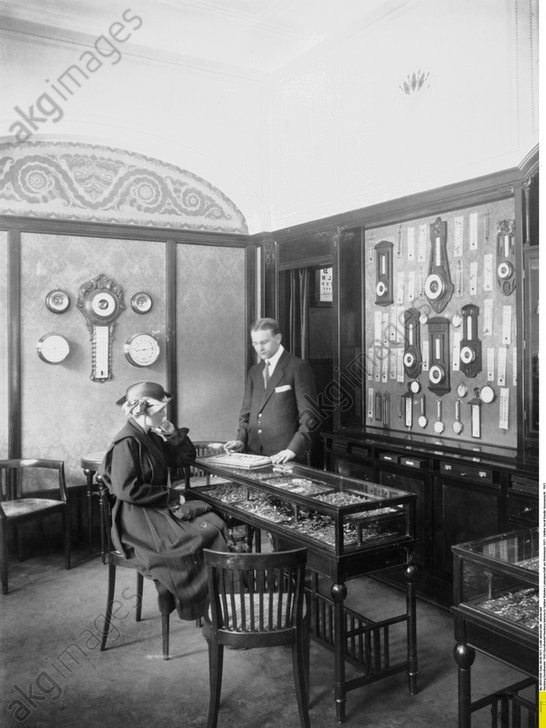 The interior of an Optiker Ruhnke shop in Hamburg, Steindamm, 1921.
(From AKG Images site)
