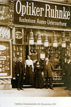 Optiker Ruhnke shop at Oranienstraße 44 in Kreuzberg, Berlin (circa 1910).
(Photograph from Euro-Focus site)