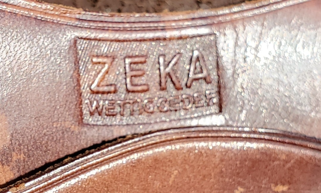 Close-up of logo - Zeka Wettig Geder leather cigarette case (Copyright 2023 G.K. Jakobs)