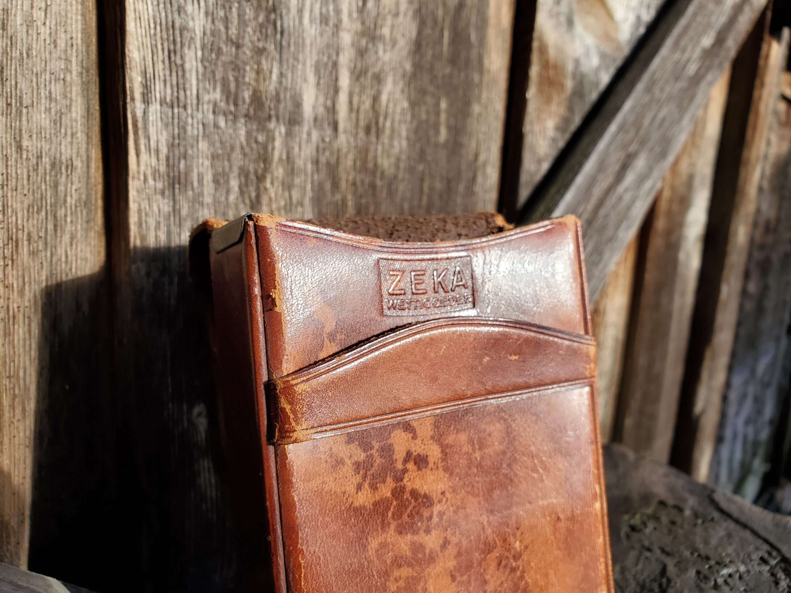 Open flap - Zeka Wettig Geder leather cigarette case (Copyright 2023 G.K. Jakobs)