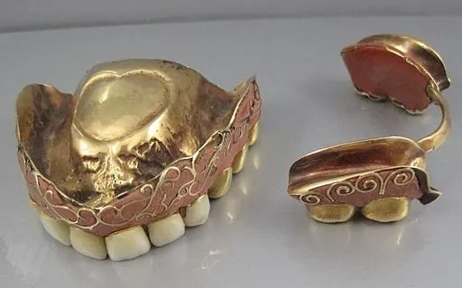 Set of dentures/false teeth with gold base plate
(From Care Denture Clinic site)